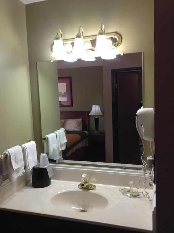 Heartland Hotel & Suites Rock Valley Стая снимка